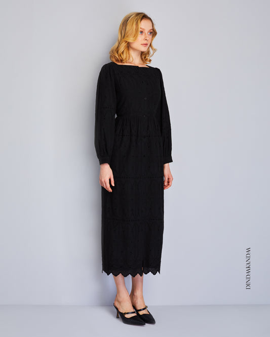 Regina in Black